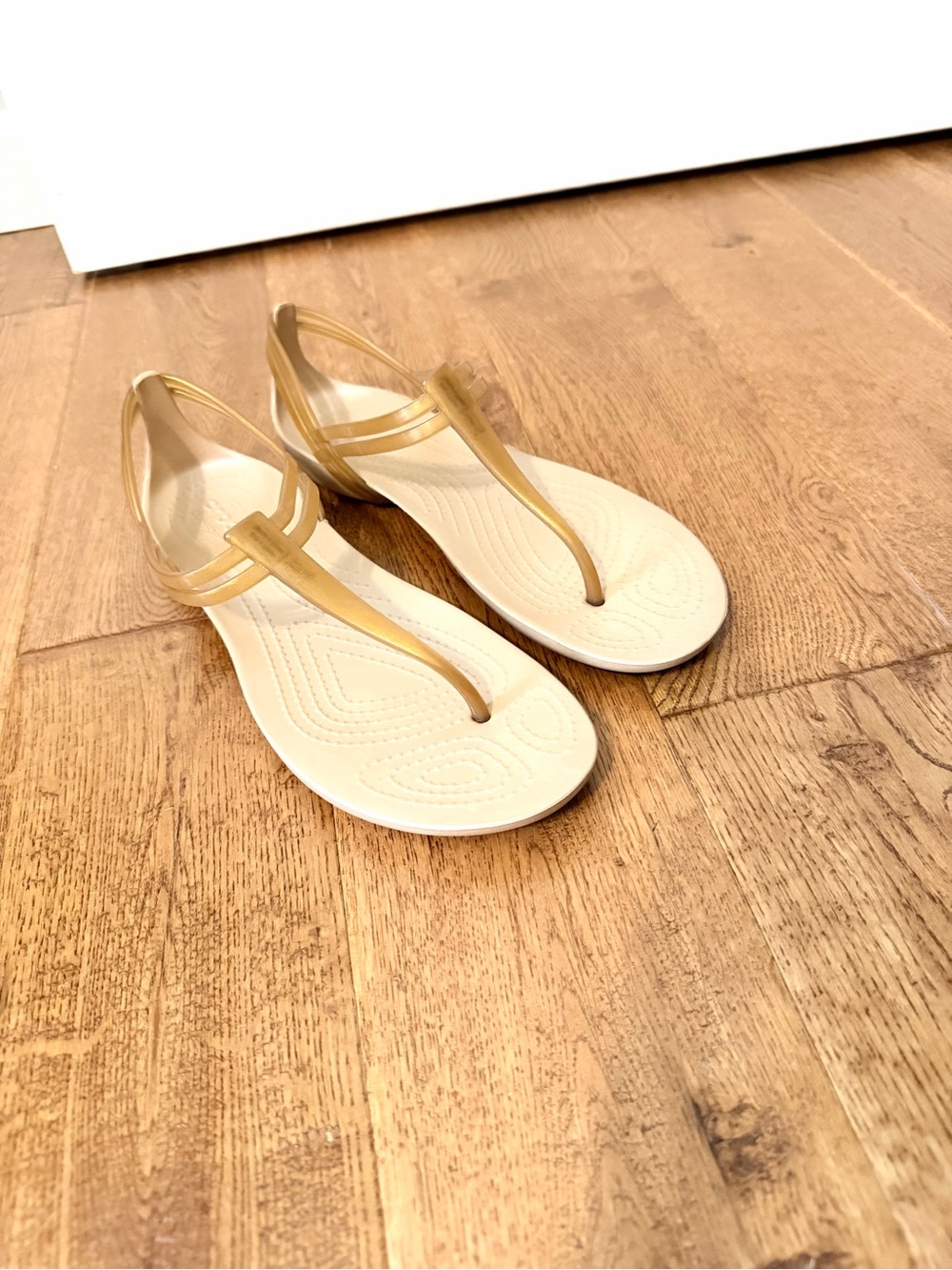 Crocs Isabella T-Strap Thong Gold Tan Slip On Jelly Thong Sandals Size 7 Comfort - Picture 3 of 7